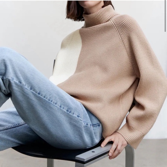 Two-tone turtleneck sweater - Picture 2 of 5